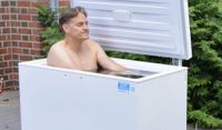 Der Bremervörder Unternehmer nimmt jeden Morgen ein Eisbad in einer umgebauten Tiefkühltruhe.