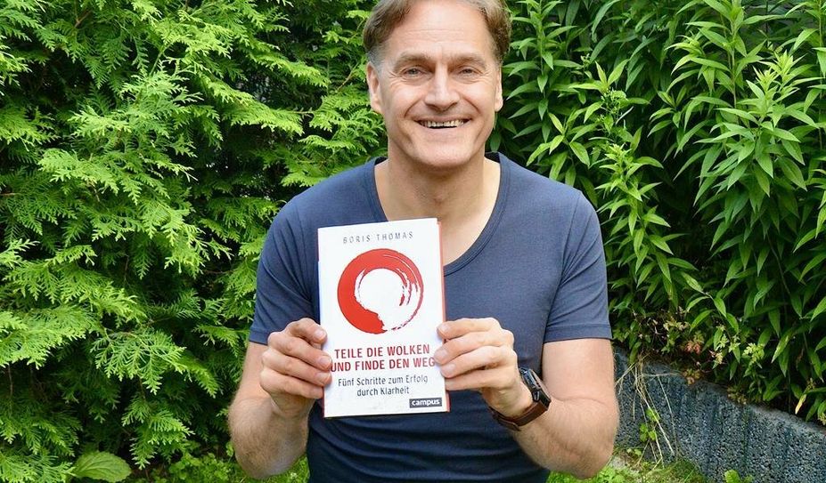 Boris Thomas will den Leser:innen mit seinem neuen Buch zu mehr Klarheit verhelfen.