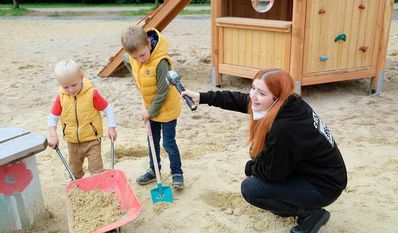 Keine Zeit für Interviews: Die Kinder in Worpswede waren vom neuen Spielplatz am Bernhard-Huys-Ring so begeistertet, dass sie die ffn-Reporterin fast vergessen hätten. Foto: ffn