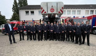 Bürgermeister TorstenRohde mit Kreisbrandmeister Jan Hinken, dem stellvertretenden Stadtbrandmeister Michael Dirschauer, Ortsbrandmeister Olav Heese sowie allen geehrten, beförderten, gewählten und neuen Mitgliedern der Feuerwehr Osterholz-Scharmbeck. ffohz.de