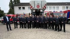 Bürgermeister TorstenRohde mit Kreisbrandmeister Jan Hinken, dem stellvertretenden Stadtbrandmeister Michael Dirschauer, Ortsbrandmeister Olav Heese sowie allen geehrten, beförderten, gewählten und neuen Mitgliedern der Feuerwehr Osterholz-Scharmbeck. ffohz.de