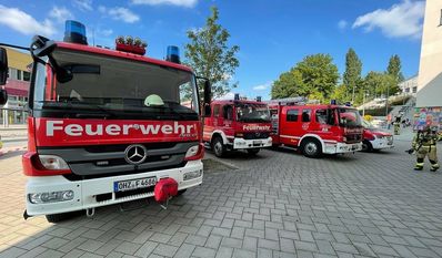 Mit sieben Fahrzeugen und 18 Einsatzkräften war die Feuerwehr am vergangenen Dienstag zum Lernhaus angerückt, nachdem mehrere Schüler:innen über Atembeschwerden geklagt und sich in ärztliche Behandlung begeben hatten. Foto: ffohz.de