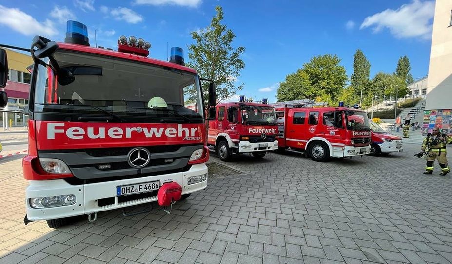 Mit sieben Fahrzeugen und 18 Einsatzkräften war die Feuerwehr am vergangenen Dienstag zum Lernhaus angerückt, nachdem mehrere Schüler:innen über Atembeschwerden geklagt und sich in ärztliche Behandlung begeben hatten. Foto: ffohz.de