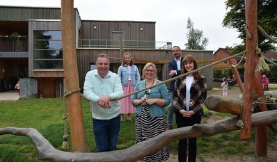 Andreas Mattfeldt (links) auf dem Außengelände der Kita „Wunderwelt“. Der CDU-Bundestagsabgeordnete infomierte sich bei seinem Besuch über die Sprachförderung in der Einrichtung. Foto: eb