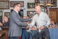 Fairer Verlierer: Stefan Imbusch (li.) gratulierte Michael Hannebacher noch am Wahlabend persönlich. Auch Jochen Hake war zuvor schon im Alt Bremervörde vorbeigekommen, um Glückwünsche auszusprechen.