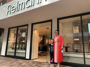 Corinna Facktor leitet die neue Fielmann-Niederlassung in Bremervörde. Ihre Tochter Cora hat sich zur Feier der Neueröffnung extra ein passendes Brillen-T-Shirt angezogen.