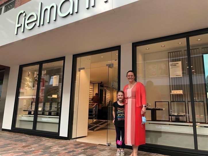 Corinna Facktor leitet die neue Fielmann-Niederlassung in Bremervörde. Ihre Tochter Cora hat sich zur Feier der Neueröffnung extra ein passendes Brillen-T-Shirt angezogen.