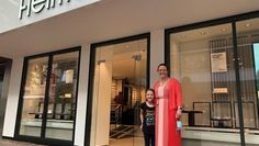 Corinna Facktor leitet die neue Fielmann-Niederlassung in Bremervörde. Ihre Tochter Cora hat sich zur Feier der Neueröffnung extra ein passendes Brillen-T-Shirt angezogen.
