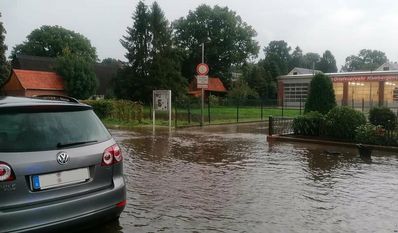 Zum zweiten Mal in diesem Jahr kam es in Hambergen nach Starkregen zu Überschwemmungen. Die Feuerwehr war mit 61 Kamerad:innen im Einsatz. Foto: mf