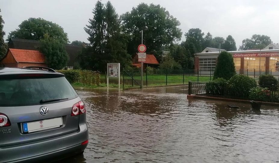 Zum zweiten Mal in diesem Jahr kam es in Hambergen nach Starkregen zu Überschwemmungen. Die Feuerwehr war mit 61 Kamerad:innen im Einsatz. Foto: mf