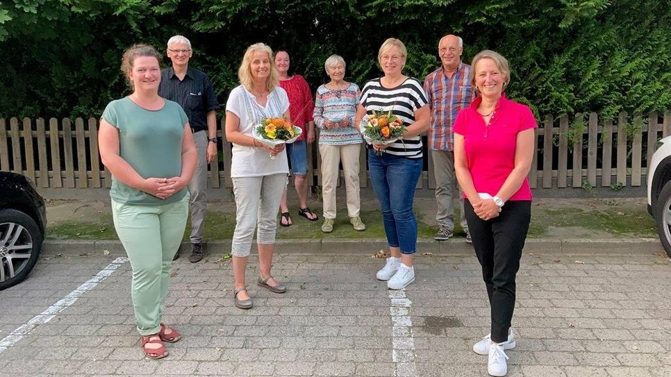 Die Teammitglieder umrahmen Dunja Quellen und Marion Winkelmann (mit Blumen), die sich seit  mehr als 10 Jahren ehrenamtlich für junge Familien im wellcome-Projekt engagieren.