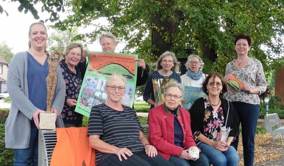 Von links: Tanja Block, Uta Fischer, Karl-Heinz Attenbrunner, Helga Weber, Gudrun Kreienmeyer, Angelika von Bonin, Krista Brandenburg und Margarete Bauer zusammen mit Bürgermeisterin Marion Schorfmann. Foto: mf