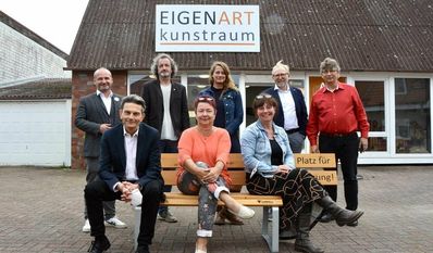 Trafen sich am kunstraum: Kai Koeser  (oben v. li.), Andreas von Glahn, Thelke Scholz, Arne Suter, Lars Lust sowie Rolf Mützenich (unten v. li.), Doris Brandt und Anja Schlesselmann.