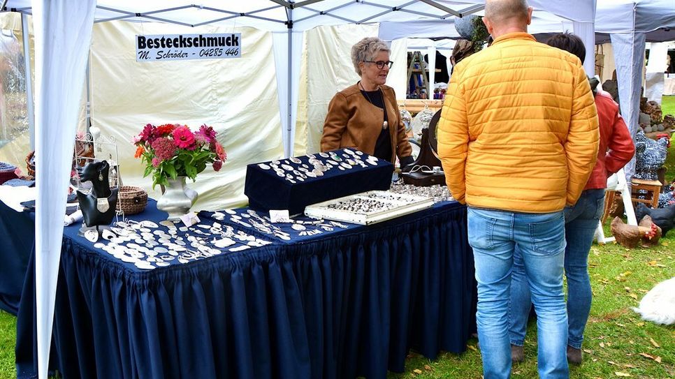 Rund 60 Austeller:innen aus ganz Norddeutschland präsentieren ihre Waren und Werke.