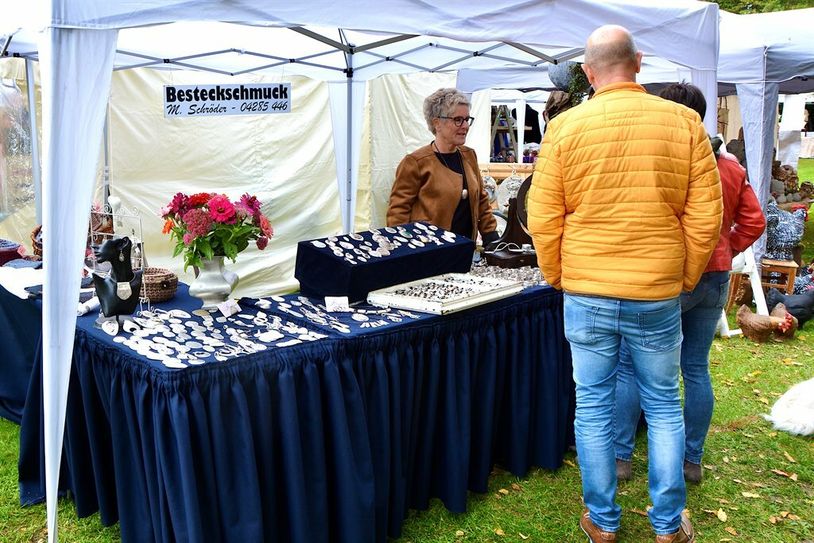 Rund 60 Austeller:innen aus ganz Norddeutschland präsentieren ihre Waren und Werke.