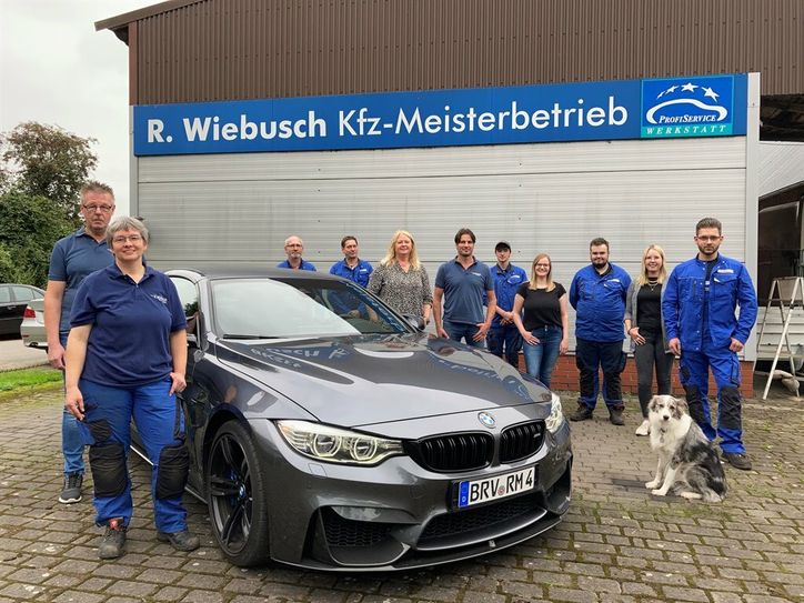 Zum kompetenten Team um Heidi und Rainer Wiebusch (hinten, 3. und 4. v. li.) gehört auch Werkstatthündin Jaina.