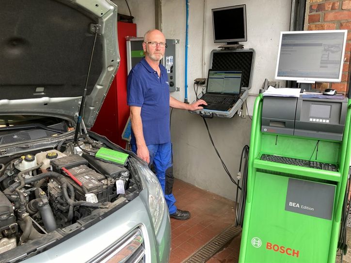 Kfz-Mechatroniker und Service-Techniker Werner Nietfeld ist Spezialist für BMW und KIA.