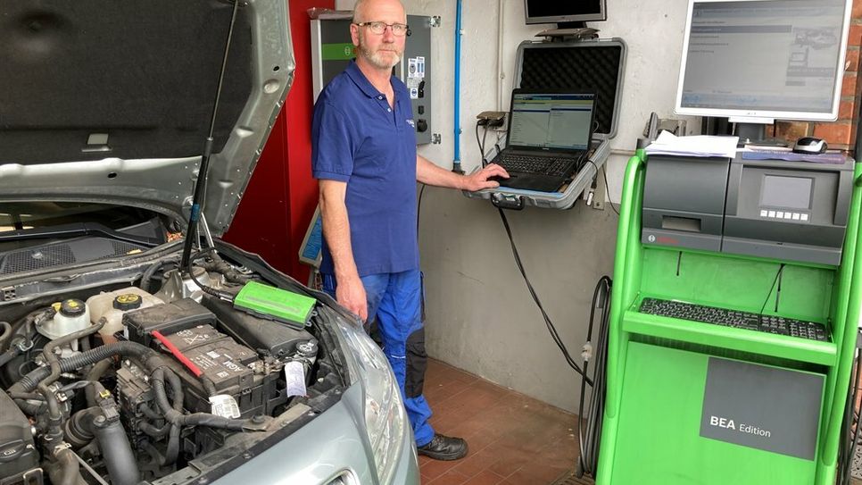 Kfz-Mechatroniker und Service-Techniker Werner Nietfeld ist Spezialist für BMW und KIA.