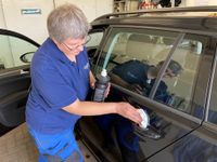 Service wird immer großgeschrieben: Claudia Bilkau bei der Fahrzeugpflege.