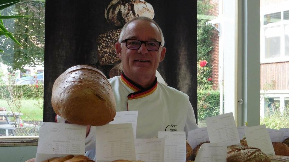 Michael Isensee ist im Auftrag des Deutschen Brotinstituts in Norddeutschland unterwegs, um Backwaren zu testen.