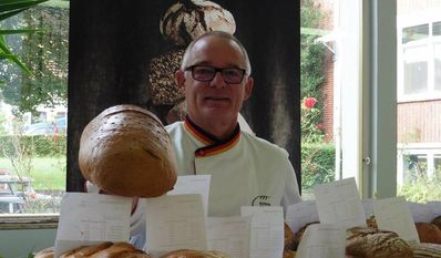 Michael Isensee ist im Auftrag des Deutschen Brotinstituts in Norddeutschland unterwegs, um Backwaren zu testen.