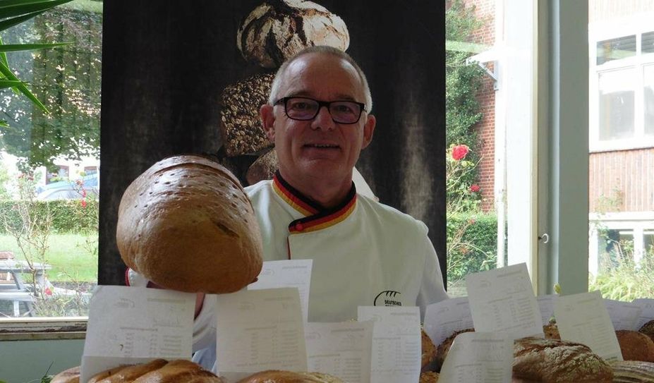 Michael Isensee ist im Auftrag des Deutschen Brotinstituts in Norddeutschland unterwegs, um Backwaren zu testen.