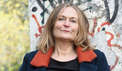 Angelika Sinn lebt und arbeitet in Worpswede und Bremen als freischaffende Autorin, Künstlerin und Referentin.