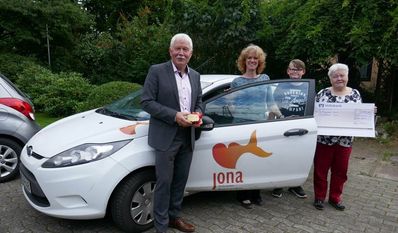 Karin Tietjen (rechts) übergab an Jutta Phipps (zweite von links) vom Kinderhospiz Jona einen Spendenscheck in Höhe von 5000 Euro. Foto: eb