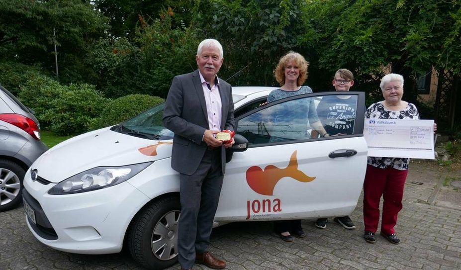 Karin Tietjen (rechts) übergab an Jutta Phipps (zweite von links) vom Kinderhospiz Jona einen Spendenscheck in Höhe von 5000 Euro. Foto: eb
