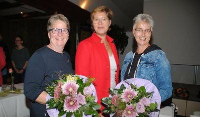 Elisabeth Brunkhorst (Mitte) zeichnete Andrea Burfeind (links) und Sigrid Götsche mit der Silbernen Biene aus.