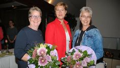 Elisabeth Brunkhorst (Mitte) zeichnete Andrea Burfeind (links) und Sigrid Götsche mit der Silbernen Biene aus.