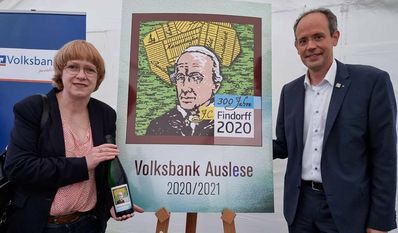 Regina Berndt und Jan Mackenberg. Die Grafikerin aus Worpswede gestaltete das Etikett der 25. Weinedition der Volksbank. Foto: nek