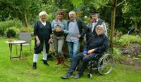 Das Team der Kunstwerkstatt Mühle Malstedt: (v.l.n.r.) Ilka Marie Sturm, Tina Abich (mit dem „Goldenen Hecht“), Siegfried Krön, Helge van der Este und Bernd Sturm.