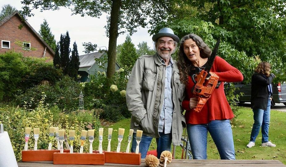 Das Team der Kunstwerkstatt Mühle Malstedt: (v.l.n.r.) Ilka Marie Sturm, Tina Abich (mit dem „Goldenen Hecht“), Siegfried Krön, Helge van der Este und Bernd Sturm.