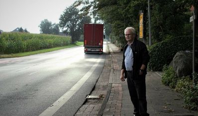 Ab kommenden Montag wird in Kirchwistedt die Ortsdurchfahrt (Bundesstraße 71) saniert. Ortsvorsteher Wilfried Windhorst (CDU) weist auf die positiven Vorteile der Sanierung hin.