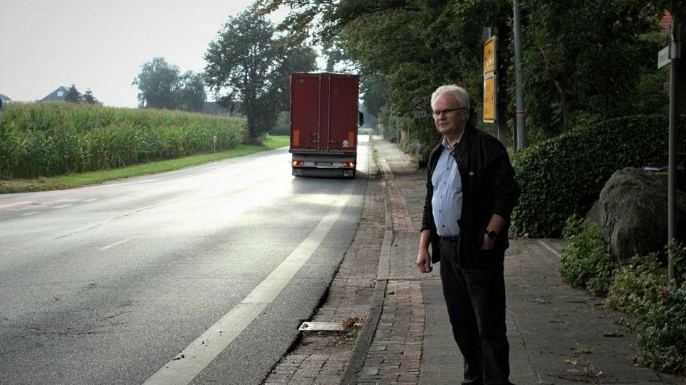 Ab kommenden Montag wird in Kirchwistedt die Ortsdurchfahrt (Bundesstraße 71) saniert. Ortsvorsteher Wilfried Windhorst (CDU) weist auf die positiven Vorteile der Sanierung hin.
