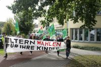 Nachdem Fridays For Future am Montag mit den Bundestagskandidat:innen Lena Gumnior (Grüne) und Mizgin Ciftci (Linke) im KUZ diskutierte, zogen sie am Freitag, 24. September, zum weltenweiten Klimastreik auf die Straße.