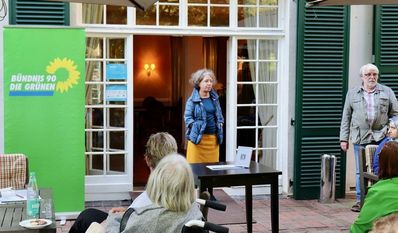 Die EU-Abgeordnete von Bündnis 90/Die Grünen, Katrin Langensiepen und Dr. Erwin Bienewald von der Stiftung Maribondo da Floresta im Austausch mit Bewohner:innen und Betreuer:innen der Stiftung.