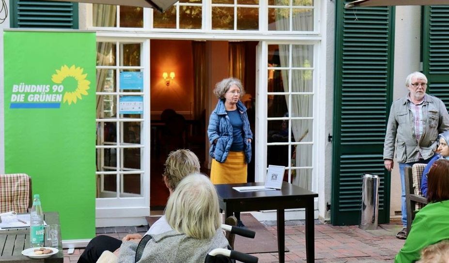 Die EU-Abgeordnete von Bündnis 90/Die Grünen, Katrin Langensiepen und Dr. Erwin Bienewald von der Stiftung Maribondo da Floresta im Austausch mit Bewohner:innen und Betreuer:innen der Stiftung.