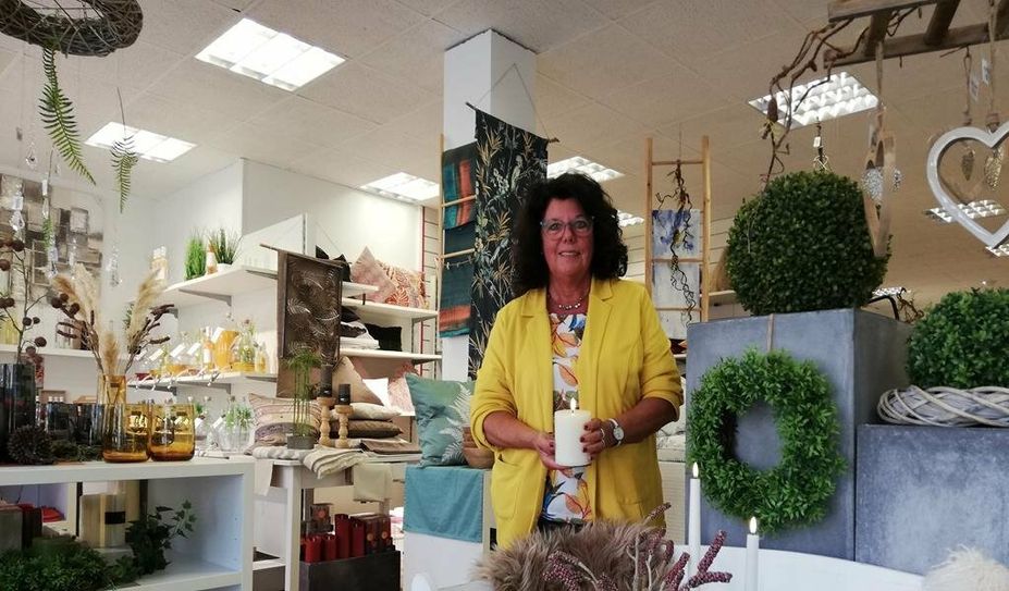 Zum großen Sortiment von Petra Wundarm gehören unter anderem LED-Kerzen sowie Deko- und Geschenkartikel aller Art.