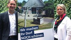 Jens Themsen und Birgit Asmann präsentieren den Wettbewerb „Wir machen ihr Dorf NOCH schöner“.