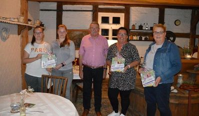 Die Preisträgerinnen des Fotowettbewerbs v. li. Finja und Paulina Brandt, Kerstin Dählmann und Renate Viebrock.mit dem Vorsitzenden Ulrich Mehrkens.