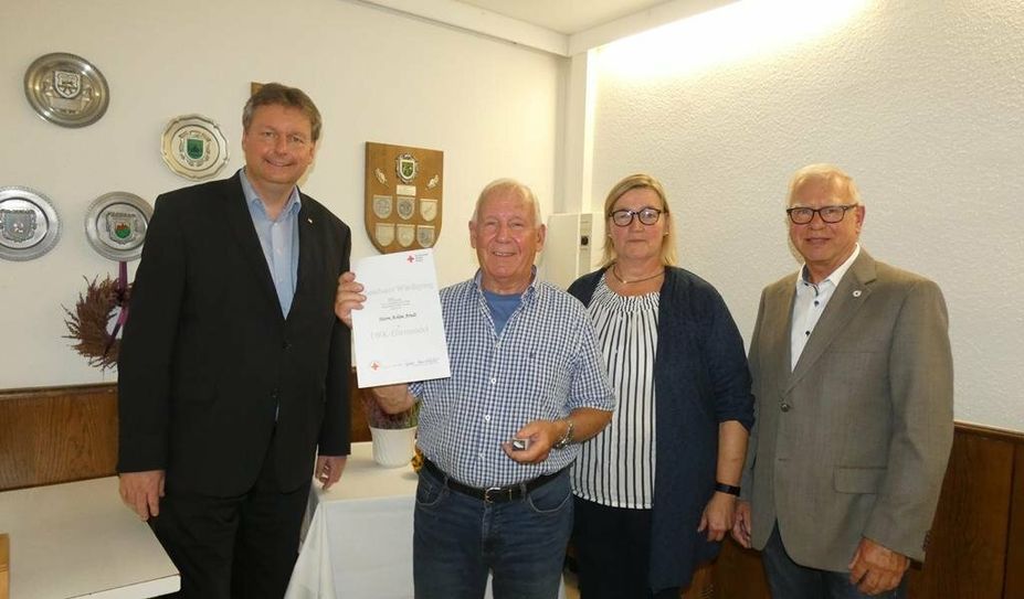 Seit 50 Jahren Mitglied im Deutschen Roten Kreuz: Achim Arndt (mit Urkunde) mit DRK-Kreisverbandspräsident Frank Pingel (links) sowie Vorsitzendem Heinz Wöltjen und seiner neugewählten Stellvertreterin Angela Winternheimer.