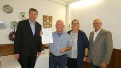 Seit 50 Jahren Mitglied im Deutschen Roten Kreuz: Achim Arndt (mit Urkunde) mit DRK-Kreisverbandspräsident Frank Pingel (links) sowie Vorsitzendem Heinz Wöltjen und seiner neugewählten Stellvertreterin Angela Winternheimer.