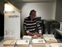 Gratis-Gravur von Brettern und Gläsern in der Küchenwelt.