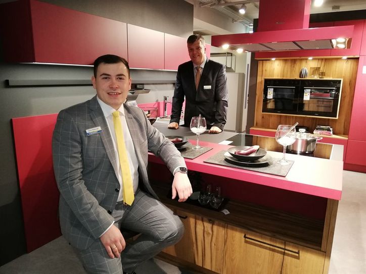 Hausleiter Artur Nejberger (li.) mit Geschäftsführer Jens Wendelken in einer der Ausstellungsstücke. Diese Küche gibt es in 231 verschiedenen Farben.
