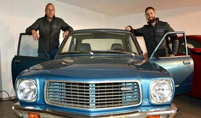 So ähnlich sahen die Autos zur Eröffnung aus: Jürgen und Malte Holsten vor einem Mazda Baujahr 1978