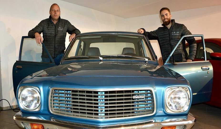 So ähnlich sahen die Autos zur Eröffnung aus: Jürgen und Malte Holsten vor einem Mazda Baujahr 1978