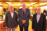 Die ,,Alte Garde" tritt ab. Zusammen  haben v. li. Meinhard Hühnken (SPD), Claus Götjen (CDU) und Manfred Tönjes (CDU) 120 Jahre Konnumalpolitik in der Gemeinde Beverstedt mit gestaltet. Foto khe