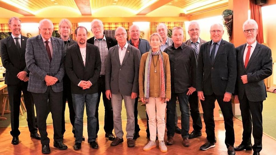 Langjährige Ratsmitglieder aus der Gemeinde Beverstedt wurden von Bürgermeister Guido Dieckmann (li.) und Henry Kowalewski vom Städte und Gemeindebund (re.) auf der ersten Ratssitzung in der Gaststätte Büttelmann in Wollingst verabschiedet und geehrt.